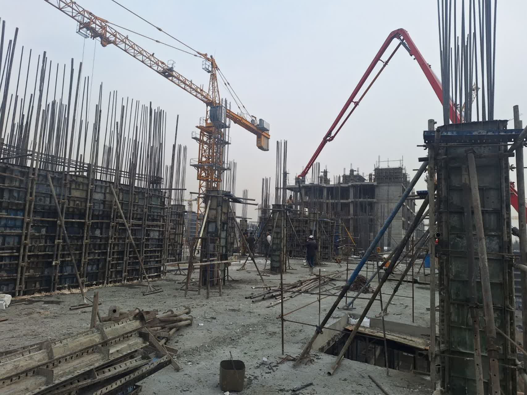 بتن ریزی دیوار و ستون های طبقه ۷ مسکونی بلوک ۲۳