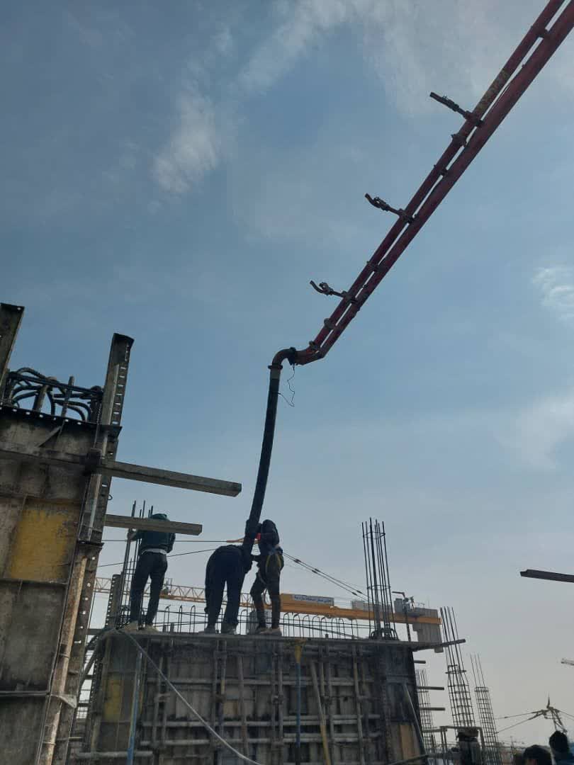 بتن ریزی دیوار و ستون های طبقه ۱۱ مسکونی بلوک ۲۴
