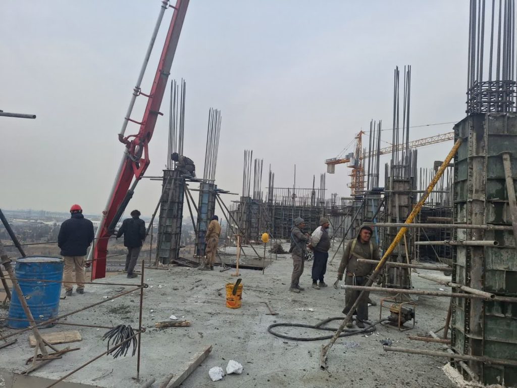 بتن ریزی دیوار و ستون های طبقه ۷ مسکونی بلوک ۲۳