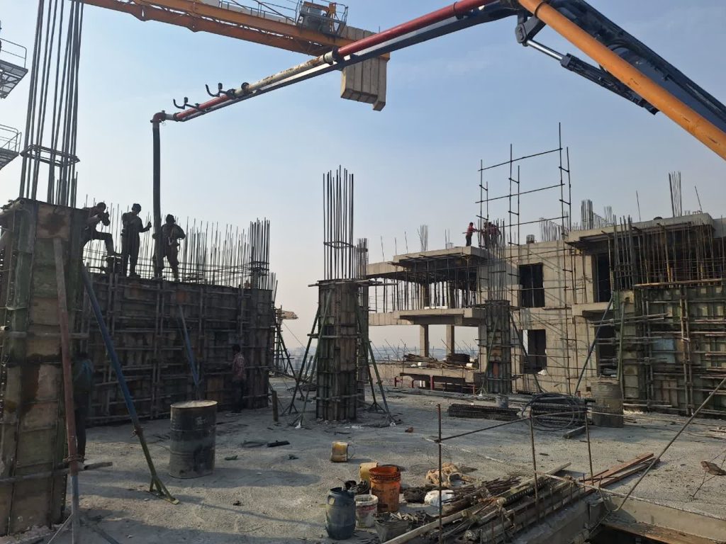 بتن ریزی دیوار و ستون های ضلع شرقی